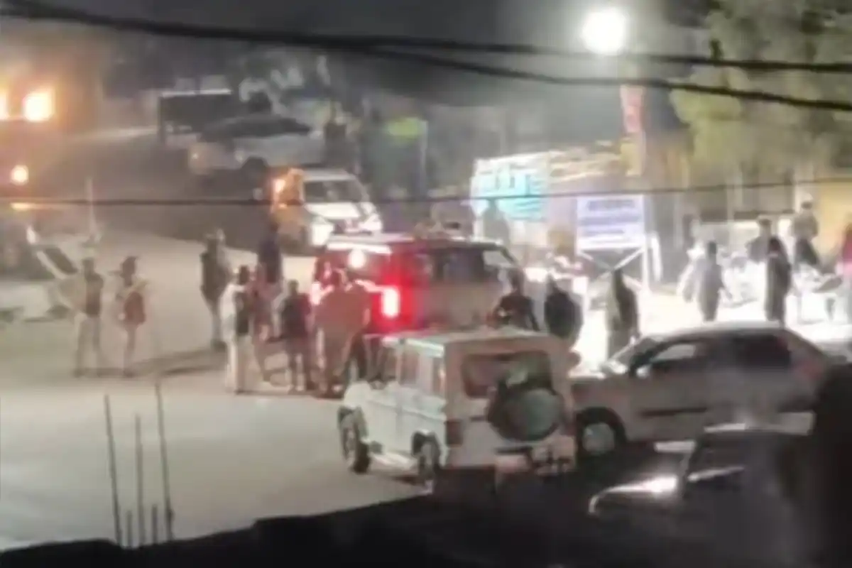 Ujjain Tarana Violence: उज्जैन के तराना में हिंसक झड़प, बस में आगजनी और पथराव से इलाके में तनाव