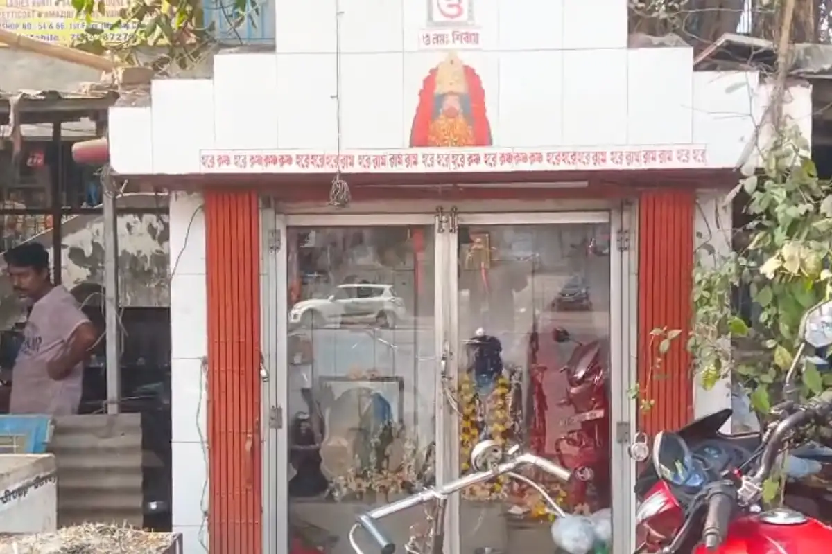 Shokherbazar Shivkali Temple Theft: कोलकाता के प्रसिद्ध मंदिर में बड़ी चोरी, देवी काली की स्वर्ण जिह्वा और मुकुट चोरी, पुलिस जांच जारी