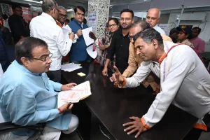 नागपुर में नितिन गडकरी के जनसंपर्क कार्यक्रम में उमड़ी भीड़, वरिष्ठ नागरिकों और दिव्यांगों को मिली राहत