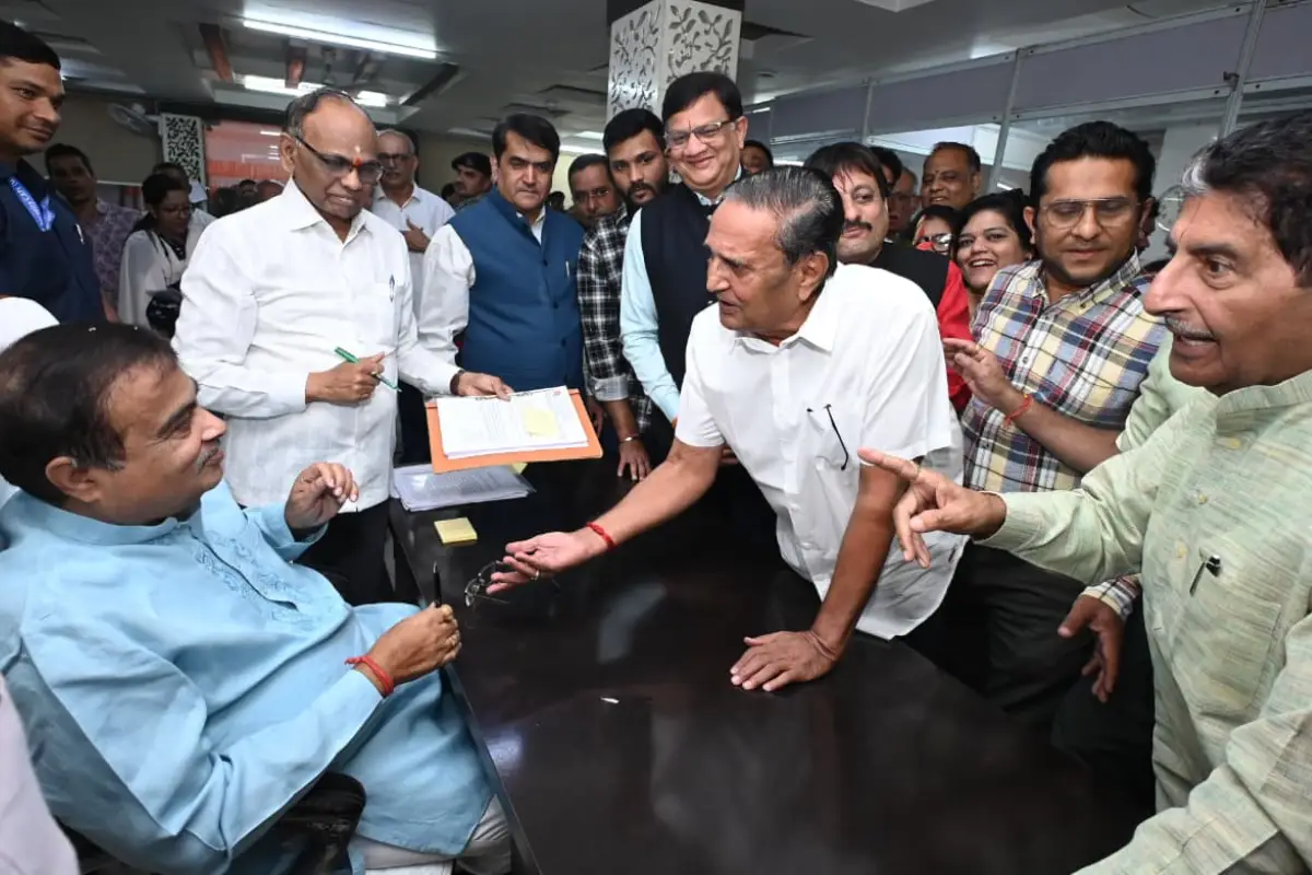 Nitin Gadkari: खामला चौक में जनसंपर्क कार्यक्रम, वरिष्ठ नागरिकों और दिव्यांगों की समस्याओं पर मिली राहत, सरकारी योजनाओं के लिए दिए निर्देश