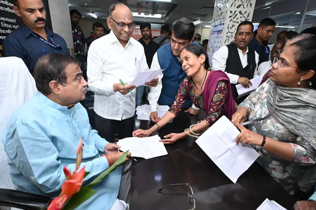 Nitin Gadkari: खामला चौक में जनसंपर्क कार्यक्रम, वरिष्ठ नागरिकों और दिव्यांगों की समस्याओं पर मिली राहत, सरकारी योजनाओं के लिए दिए निर्देश