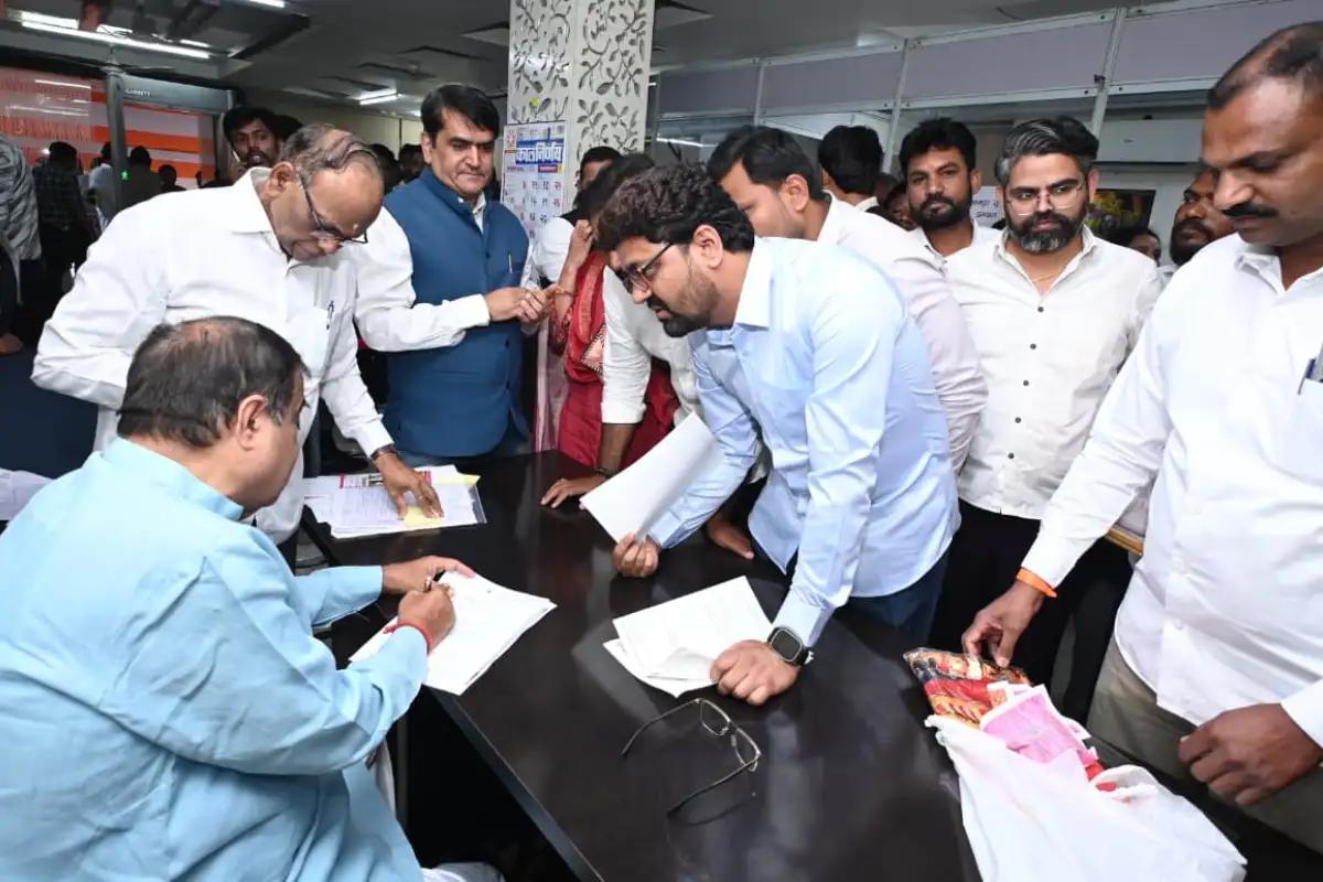 Nitin Gadkari: खामला चौक में जनसंपर्क कार्यक्रम, वरिष्ठ नागरिकों और दिव्यांगों की समस्याओं पर मिली राहत, सरकारी योजनाओं के लिए दिए निर्देश