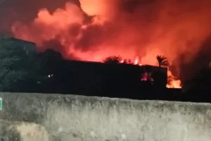 पश्चिम बंगाल के आनंदपुर नाजिराबाद में भीषण आग लगने से मोमो फैक्ट्री जलकर राख, कई लोगों के फंसे होने की आशंका