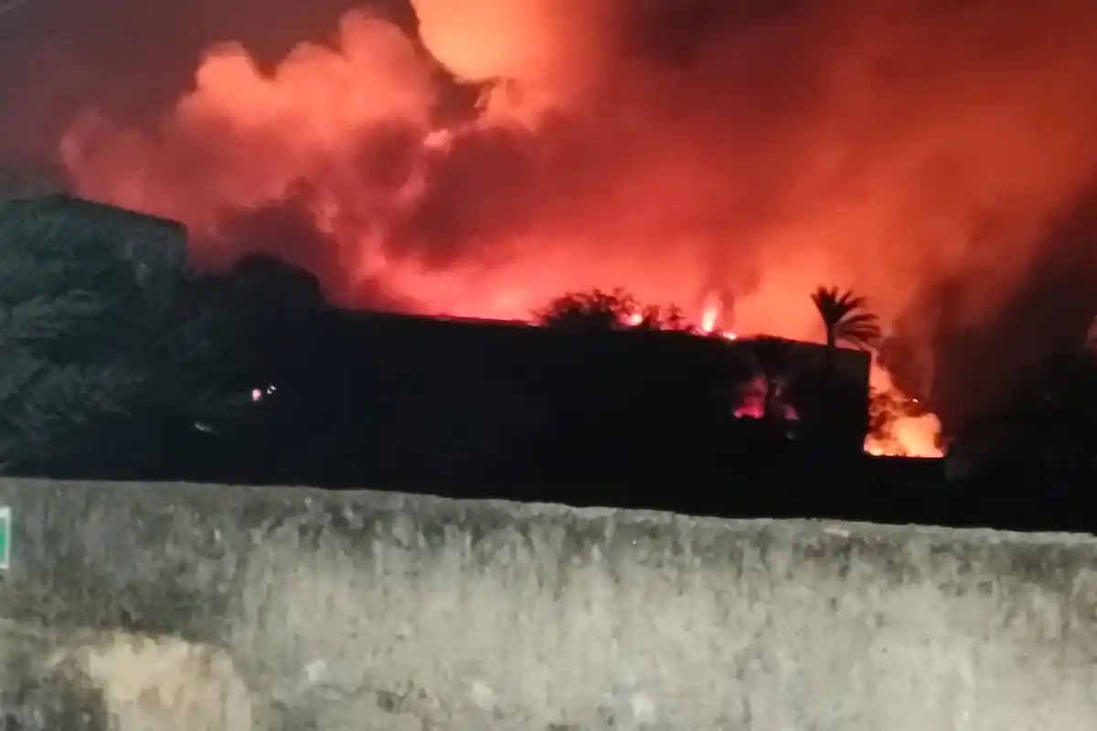 Anandpur Fire Accident: नाजिराबाद मोमो फैक्ट्री में भीषण आग, कई लोग फंसे