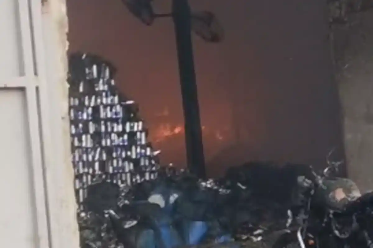 Anandpur Fire Accident: नाजिराबाद मोमो फैक्ट्री में भीषण आग, कई लोग फंसे