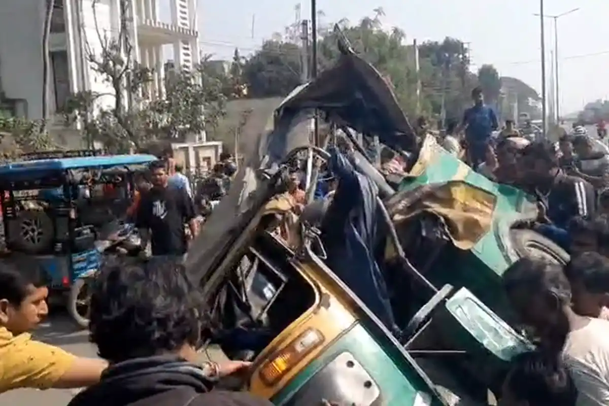 पश्चिम बंगाल: भयानक सड़क हादसा, टोटो और प्राइवेट कार की भीषण टक्कर, कम से कम 6 लोग घायल, पुलिस ने शुरू किया बचाव कार्य 7 Road Accident Nadia: टोटो और प्राइवेट कार की जोरदार टक्कर, 6 लोग घायल, फुलिया में हुआ भीषण हादसा