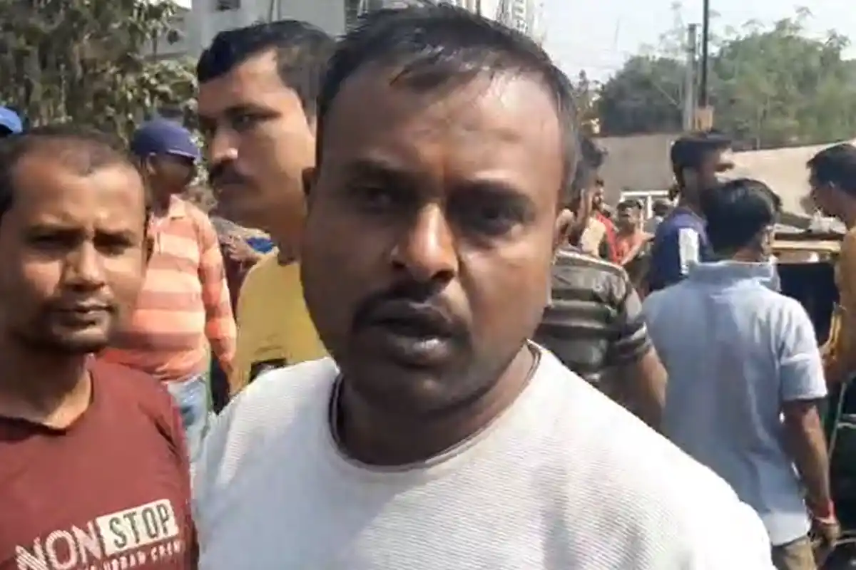 पश्चिम बंगाल: भयानक सड़क हादसा, टोटो और प्राइवेट कार की भीषण टक्कर, कम से कम 6 लोग घायल, पुलिस ने शुरू किया बचाव कार्य 10 Road Accident Nadia: टोटो और प्राइवेट कार की जोरदार टक्कर, 6 लोग घायल, फुलिया में हुआ भीषण हादसा