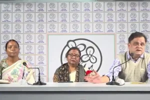 बीजेपी सांसद खगेन मुर्मू की पत्नी अरुणा मार्डी ने थामा तृणमूल कांग्रेस का झंडा