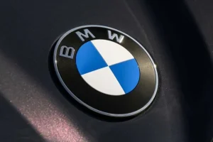 BMW ने बदला अपनी पहचान का चेहरा, नए लोगो के साथ फरवरी से सड़कों पर उतरेंगी कारें