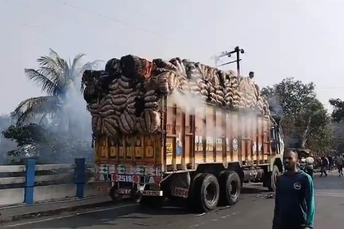Bongaon Truck Fire: पाट से भरी चलती ट्रक में लगी भीषण आग, लाखों का नुकसान