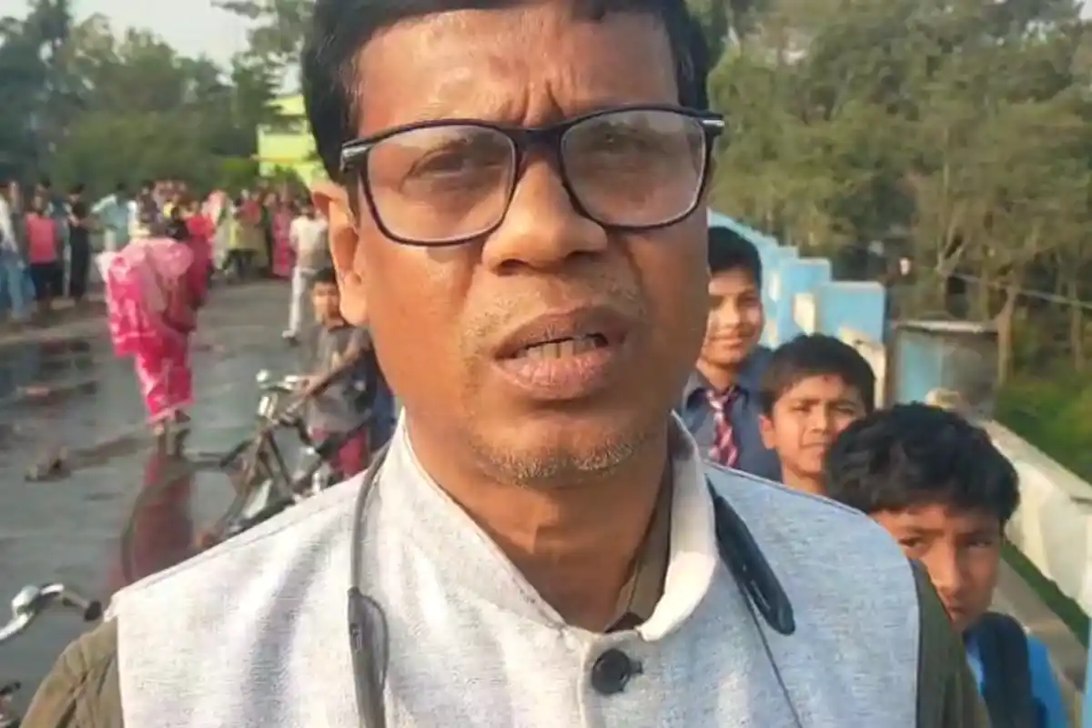 पश्चिम बंगाल के उत्तर 24 परगना जिले में चलती ट्रक में भड़की भीषण आग, स्थानीय लोगों में फैली दहशत 12 Bongaon Truck Fire: पाट से भरी चलती ट्रक में लगी भीषण आग, लाखों का नुकसान