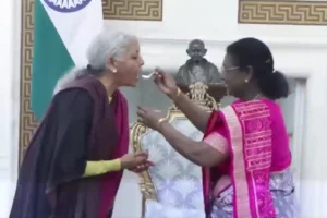 Union Budget 2026: राष्ट्रपति भवन में दही-चीनी, अब संसद की ओर वित्त मंत्री निर्मला सीतारमण