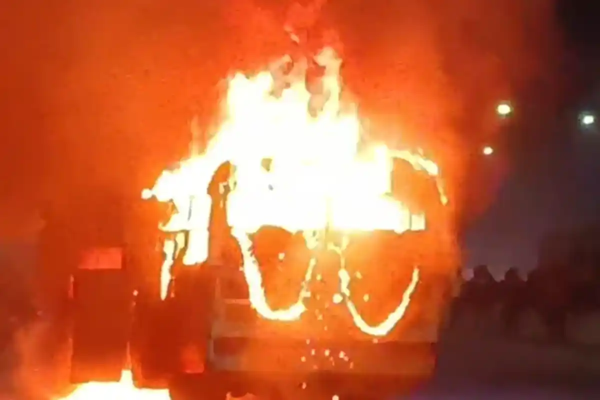 SBSTC Bus Fire Raniganj: रानीगंज में बस में लगी भीषण आग, सभी यात्री सुरक्षित