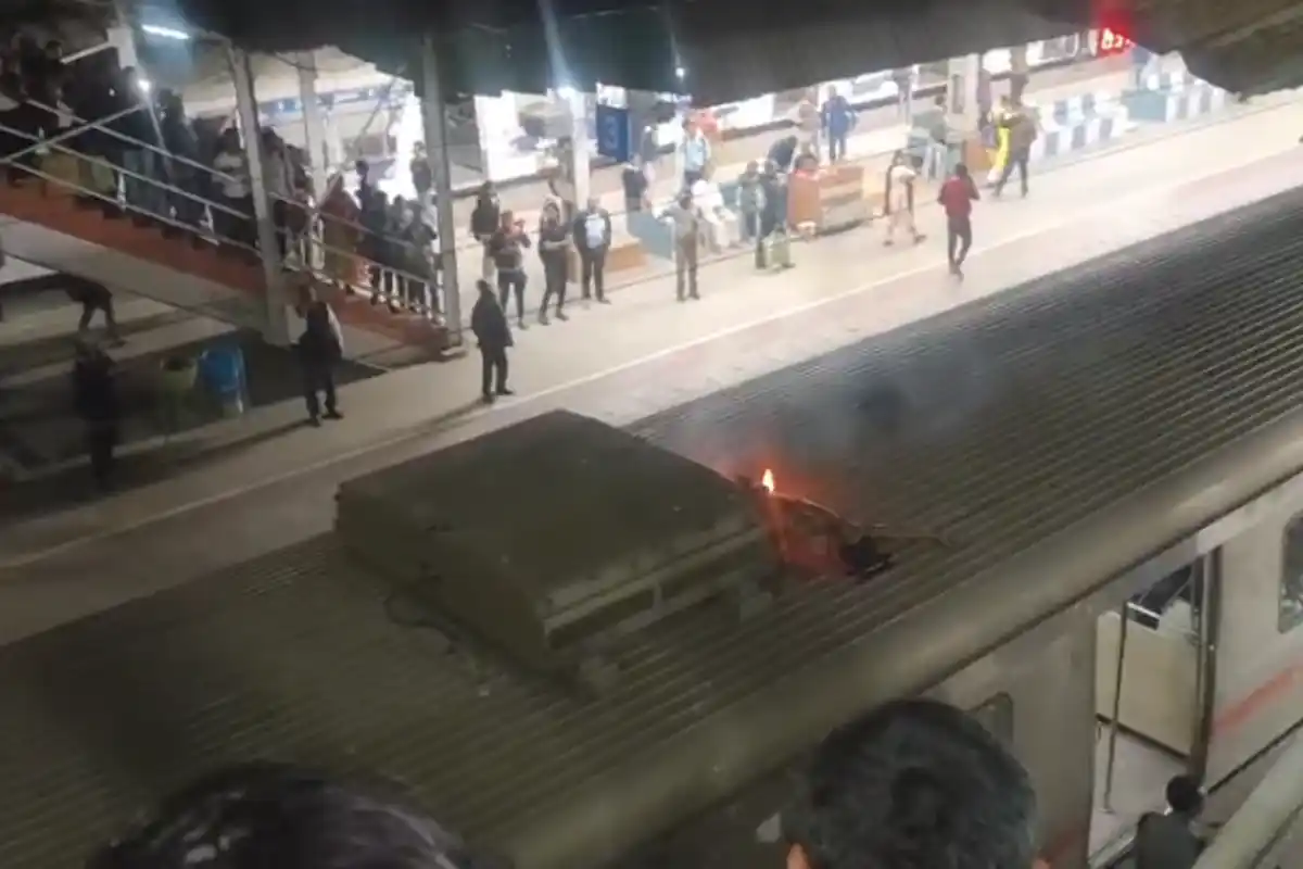 Ballygunge Station Accident: बालीगंज रेलवे स्टेशन पर ट्रेन की छत पर चढ़ने से युवक की दर्दनाक मौत