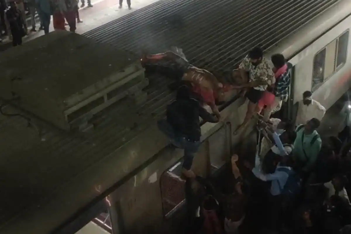 Ballygunge Station Accident: बालीगंज रेलवे स्टेशन पर ट्रेन की छत पर चढ़ने से युवक की दर्दनाक मौत