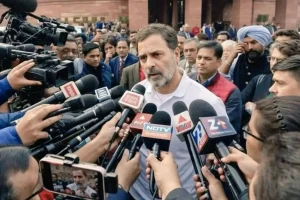 संसद परिसर में भिड़े राहुल गांधी और मंत्री रवनीत सिंह बिट्टू, कैमरे में कैद हुई तीखी नोकझोंक, देखिए VIDEO