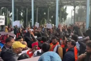 पश्चिम बंगाल में कर्मचारियों का नबन्ना मार्च, सुप्रीम कोर्ट के फैसले पर मुख्यमंत्री से मिलने की कोशिश