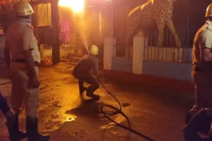  बिराटी रेलवे स्टेशन पर लगी आग पर काबू पाते कर्मी 