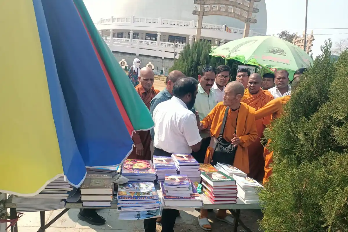 Ambedkarite Followers Protest Constitution Advertisement: नागपुर में संविधान की प्रतियों पर विज्ञापन से विवाद