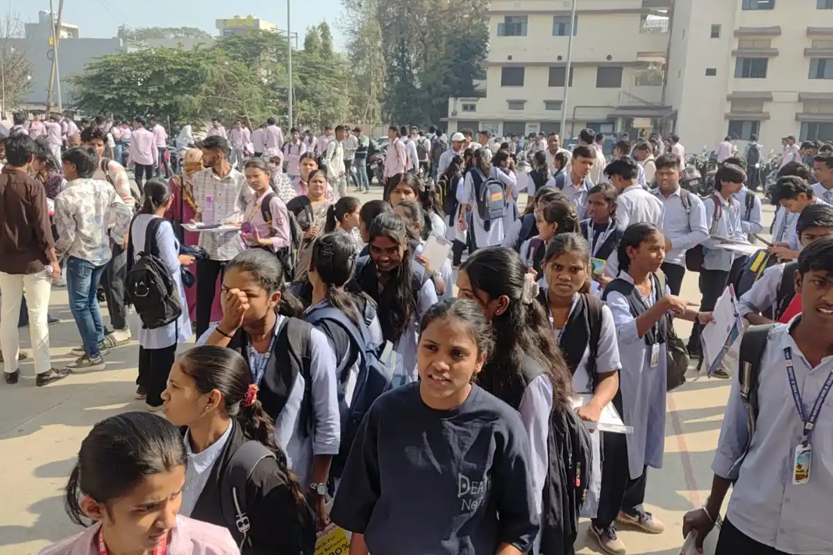 Maharashtra 12th Board Exam: आज से शुरू हुई परीक्षा, छात्रों में दिखा जोश