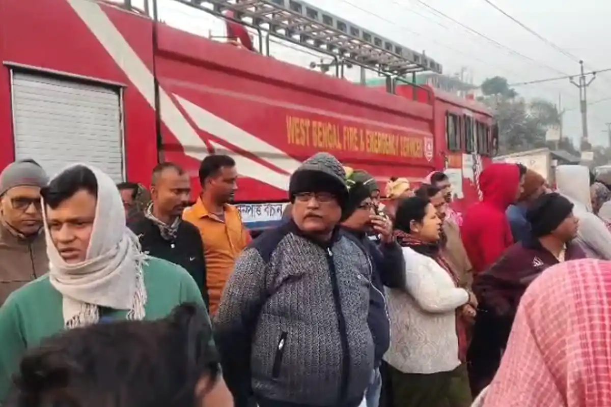 Howrah Fire Incident: हावड़ा के आमता में भीषण आग से चार दुकानें पूरी तरह जलकर राख