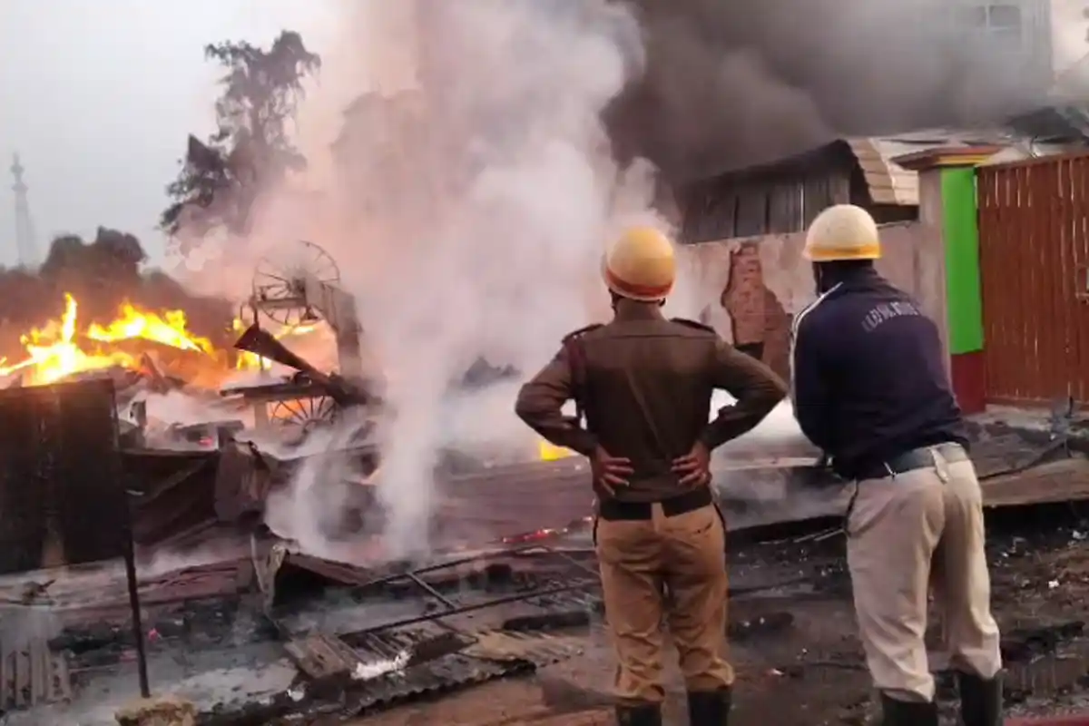 Howrah Fire Incident: हावड़ा के आमता में भीषण आग से चार दुकानें पूरी तरह जलकर राख