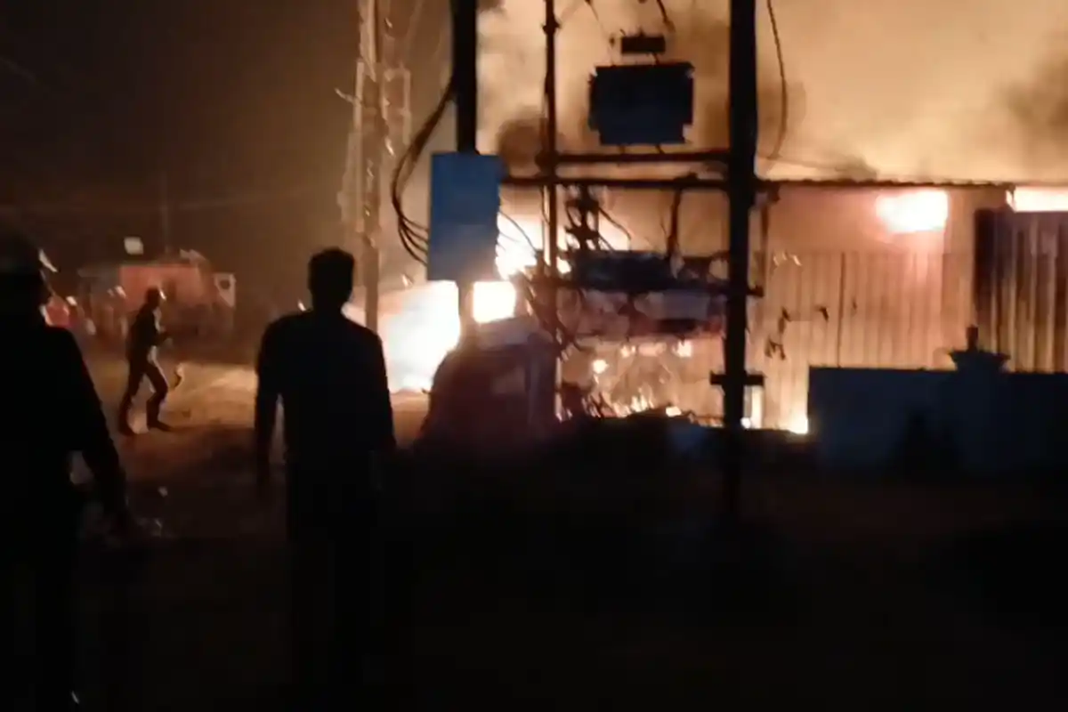 Howrah Fire Incident: हावड़ा के आमता में भीषण आग से चार दुकानें पूरी तरह जलकर राख