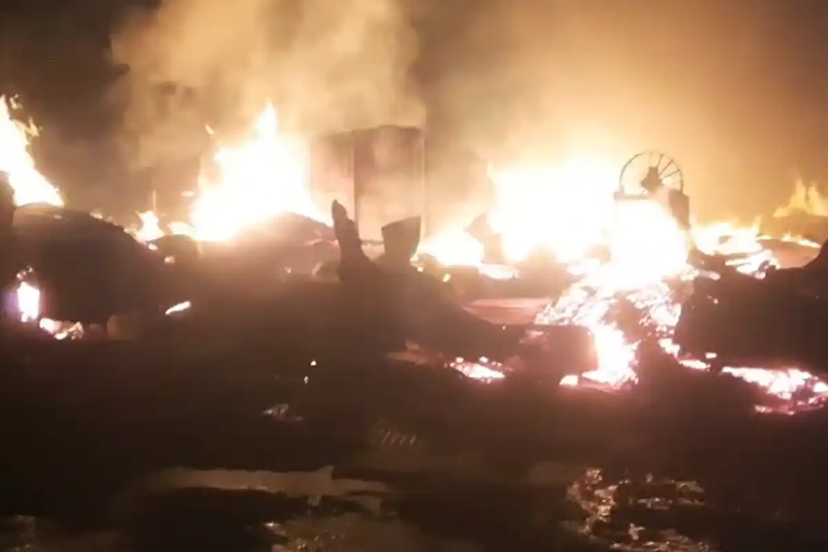 Howrah Fire Incident: हावड़ा के आमता में भीषण आग से चार दुकानें पूरी तरह जलकर राख