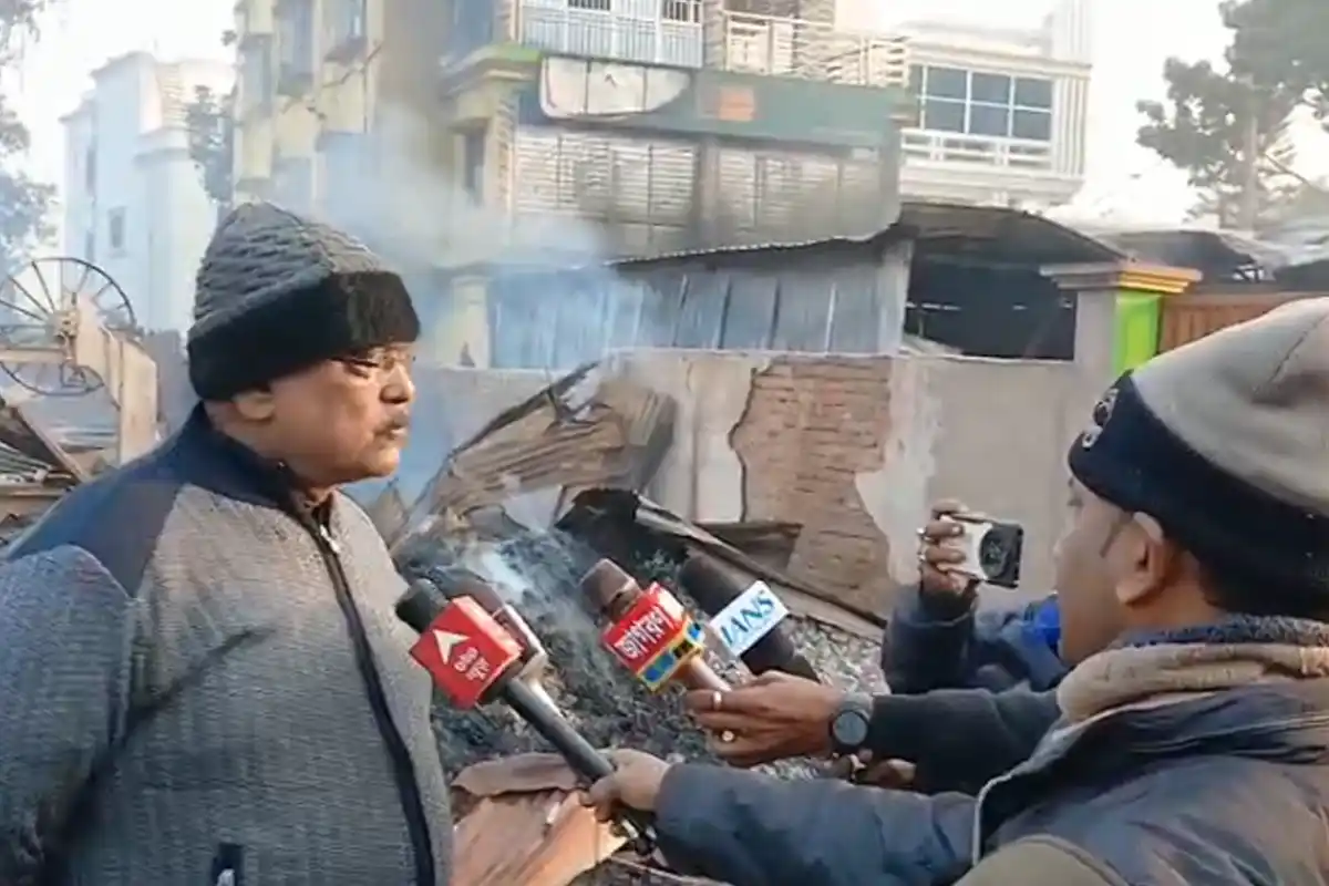 Howrah Fire Incident: हावड़ा के आमता में भीषण आग से चार दुकानें पूरी तरह जलकर राख