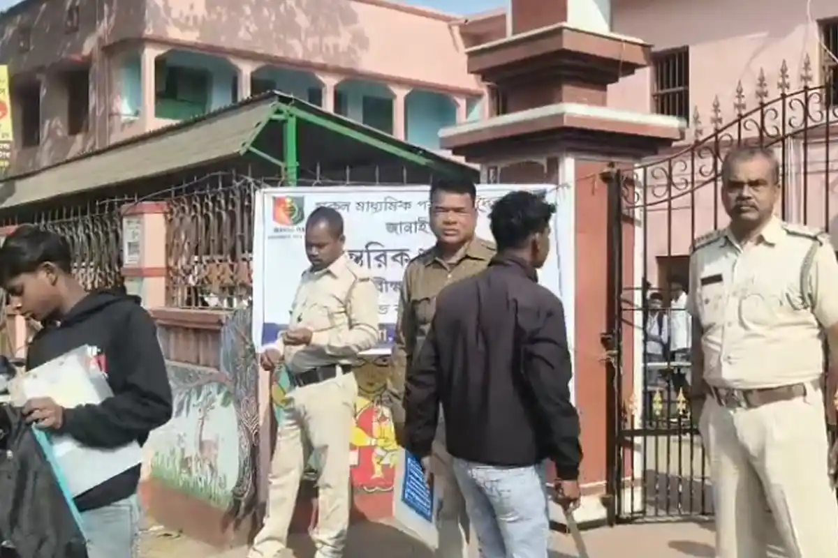 Sick Student's Inspiring Story: हॉस्पिटल में सेलाइन लेते हुए छात्र ने दी परीक्षा, बांकुड़ा की प्रेरक कहानी