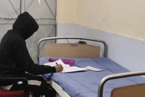 हॉस्पिटल में सेलाइन लेते हुए दी परीक्षा! बांकुड़ा के छात्र की हिम्मत ने जीता दिल