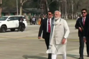 चीन सीमा के पास उतरा पीएम मोदी का विमान, असम में आपातकालीन लैंडिंग सुविधा का उद्घाटन