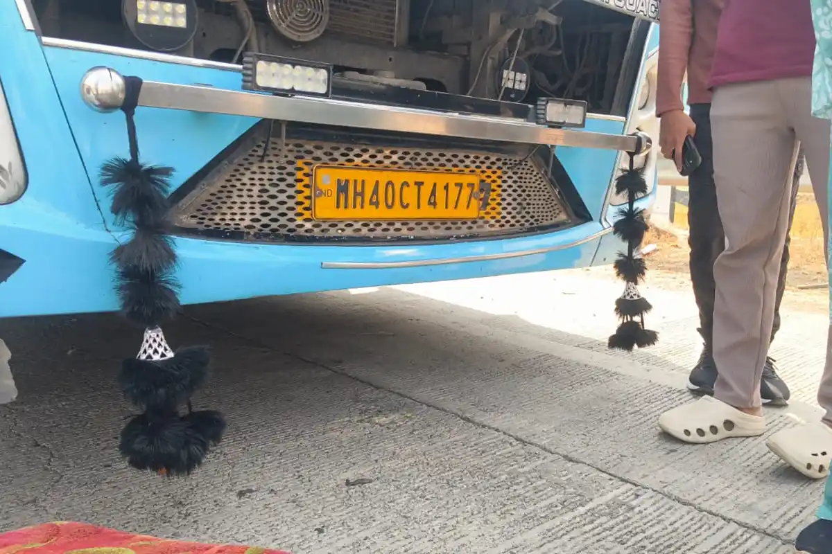 Passengers Stranded in Jungle: मुंबई जा रही बस जंगल में खराब, यात्रियों की मुश्किलें बढ़ीं