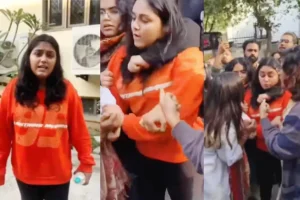 दिल्ली विश्वविद्यालय में महिला यूट्यूबर से कथित बदसलूकी, छात्र संगठनों में टकराव