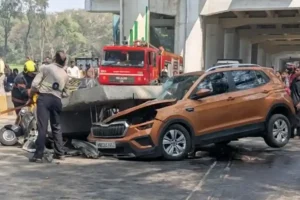 मुंबई के मुलुंड में मेट्रो पिलर का हिस्सा गिरा, चार लोग घायल