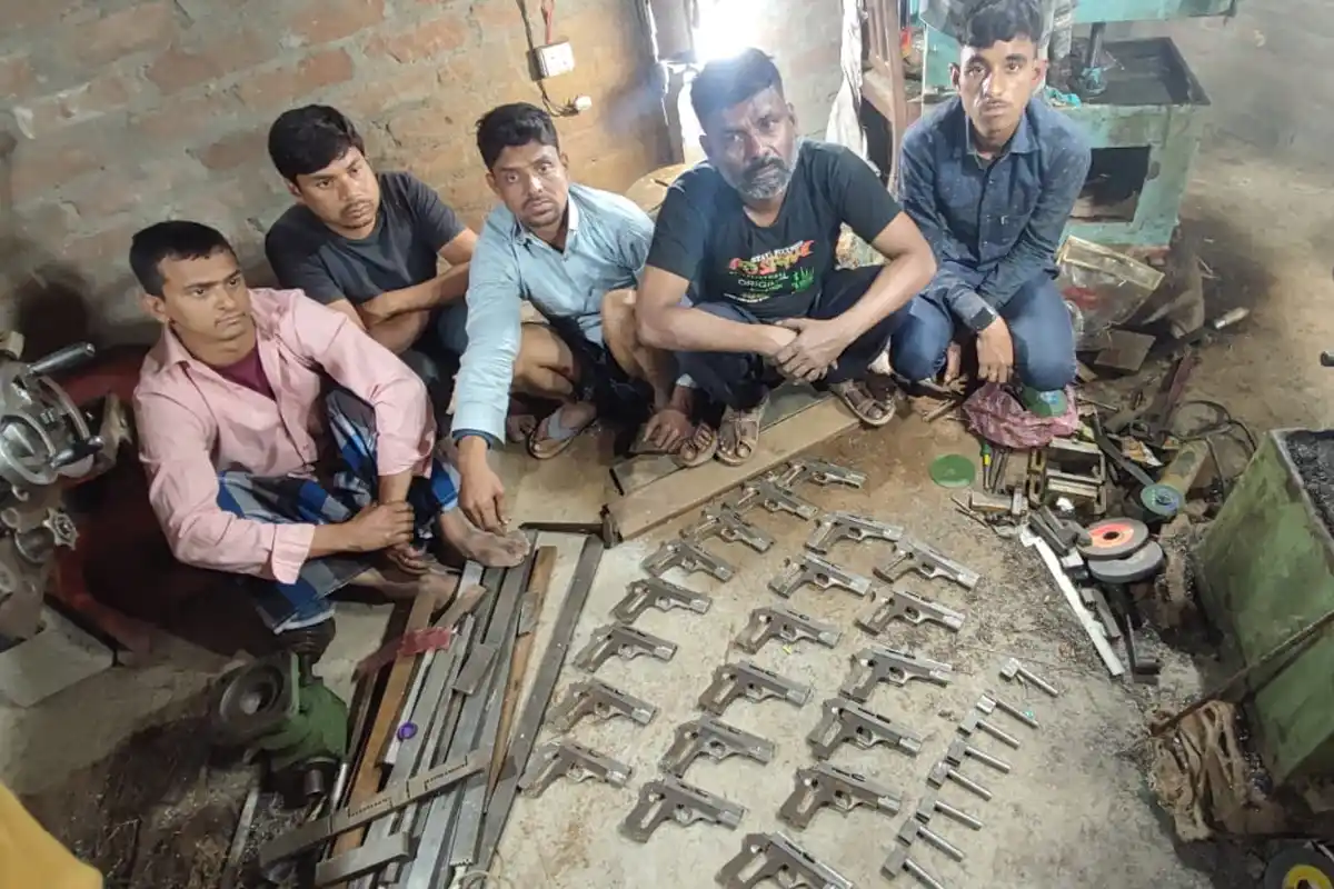 Illegal Arms Factory Busted in Bhagalpur: बिहार में नकली हथियार बनाने का अड्डा पकड़ा गया