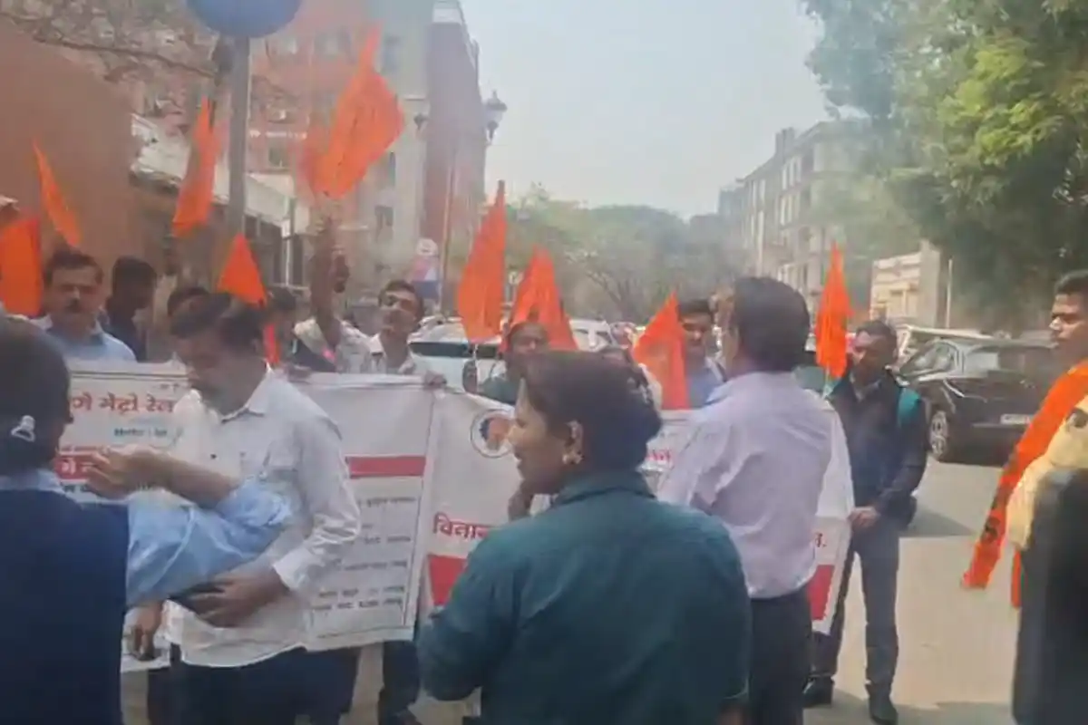 पुणे मेट्रो कामगारों का हक़ के लिए धरना 12 Pune Metro Workers Protest: पुणे मेट्रो कामगारों ने मांगे अपने न्यायसंगत अधिकार, संघ ने दी चेतावनी