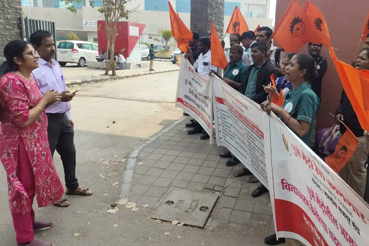 पुणे मेट्रो कामगारों का हक़ के लिए धरना 14 Pune Metro Workers Protest: पुणे मेट्रो कामगारों ने मांगे अपने न्यायसंगत अधिकार, संघ ने दी चेतावनी