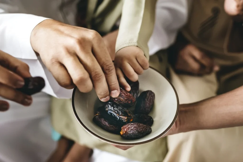 खजूर खाकर ही रोजा क्यों खोलते हैं मुस्लमान, जानिए सदियों से चली आ रही परंपरा का राज