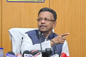 Kolkata Politics: योगी सरकार के फैसले पर फिरहाद हाकिम का पलटवार, संविधान विरोधी बताया