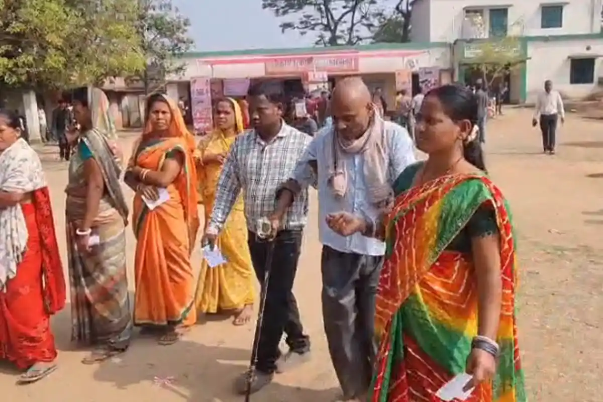Jharkhand Politics: पौर निर्वाचन में दिव्यांग और बुजुर्ग मतदाताओं ने दिखाया जोश, वोट डालने पहुंचे केंद्र पर 11 Ramgarh Municipal Election: रामगढ़ में दिव्यांग और बुजुर्ग मतदाताओं ने किया मतदान