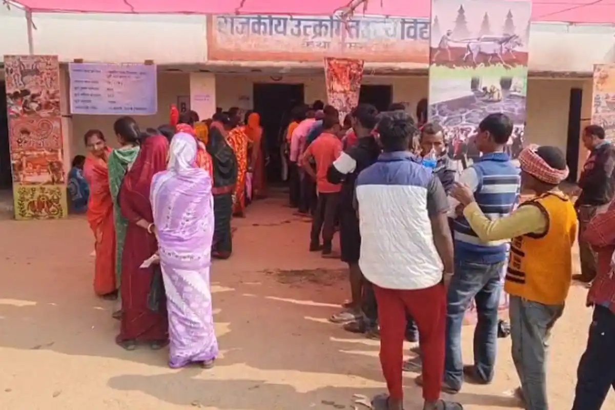 Jharkhand Politics: पौर निर्वाचन में दिव्यांग और बुजुर्ग मतदाताओं ने दिखाया जोश, वोट डालने पहुंचे केंद्र पर 12 Ramgarh Municipal Election: रामगढ़ में दिव्यांग और बुजुर्ग मतदाताओं ने किया मतदान
