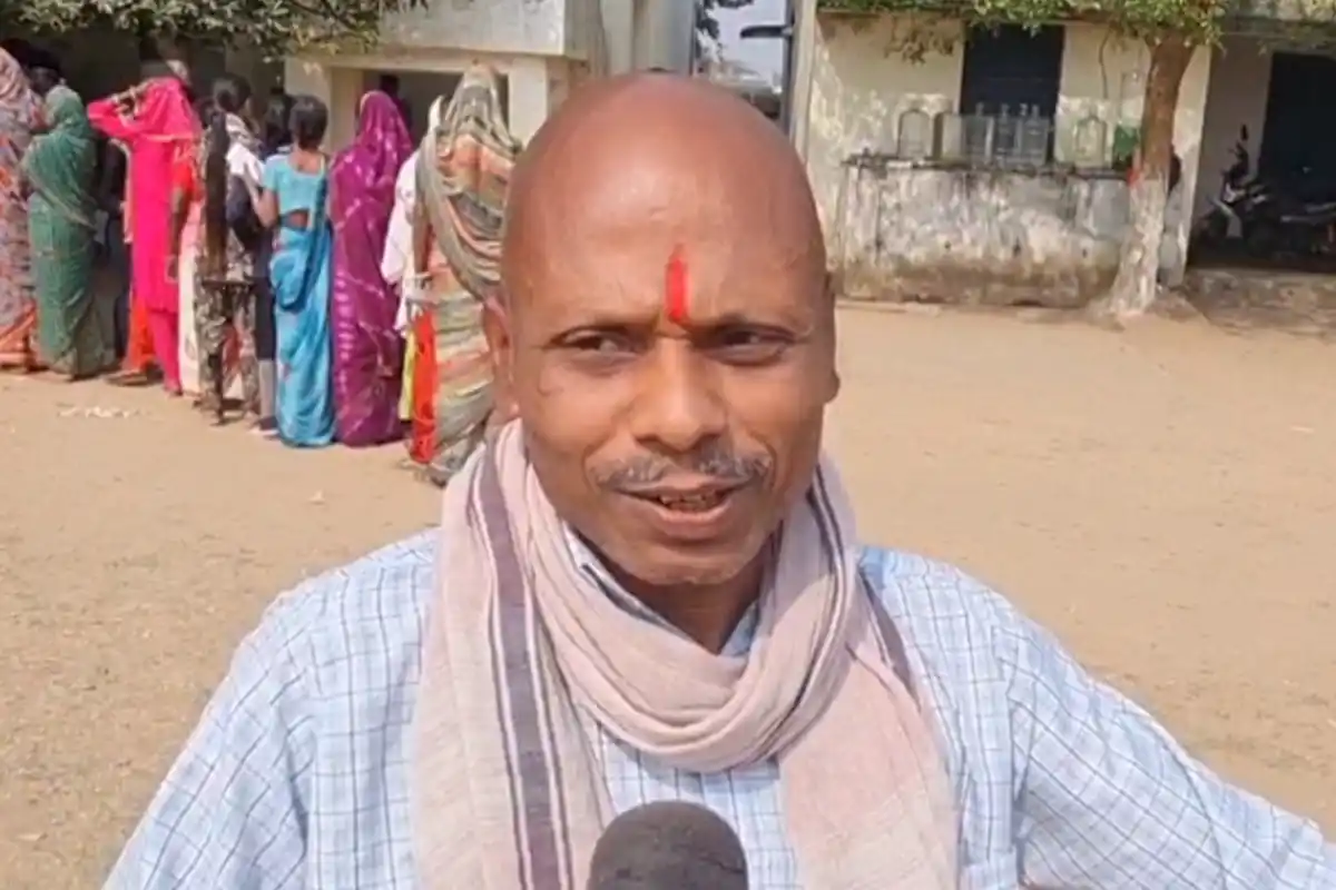 Jharkhand Politics: पौर निर्वाचन में दिव्यांग और बुजुर्ग मतदाताओं ने दिखाया जोश, वोट डालने पहुंचे केंद्र पर 13 Ramgarh Municipal Election: रामगढ़ में दिव्यांग और बुजुर्ग मतदाताओं ने किया मतदान