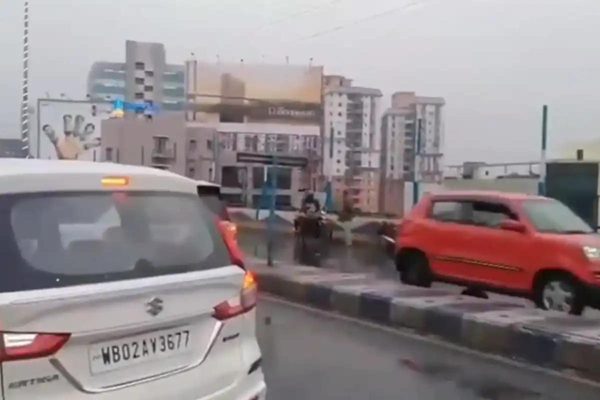 Kolkata Ma Flyover Accident: कोलकाता में सेना के ट्रक का भयानक हादसा, 2 जवान घायल (Image Source: RB / Ekbal)