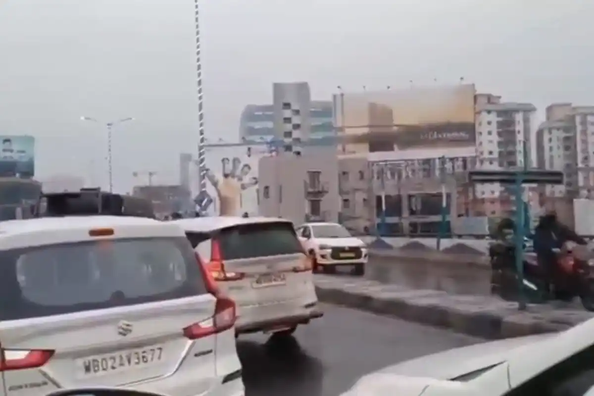 Kolkata Ma Flyover Accident: कोलकाता में सेना के ट्रक का भयानक हादसा, 2 जवान घायल (Image Source: RB / Ekbal)