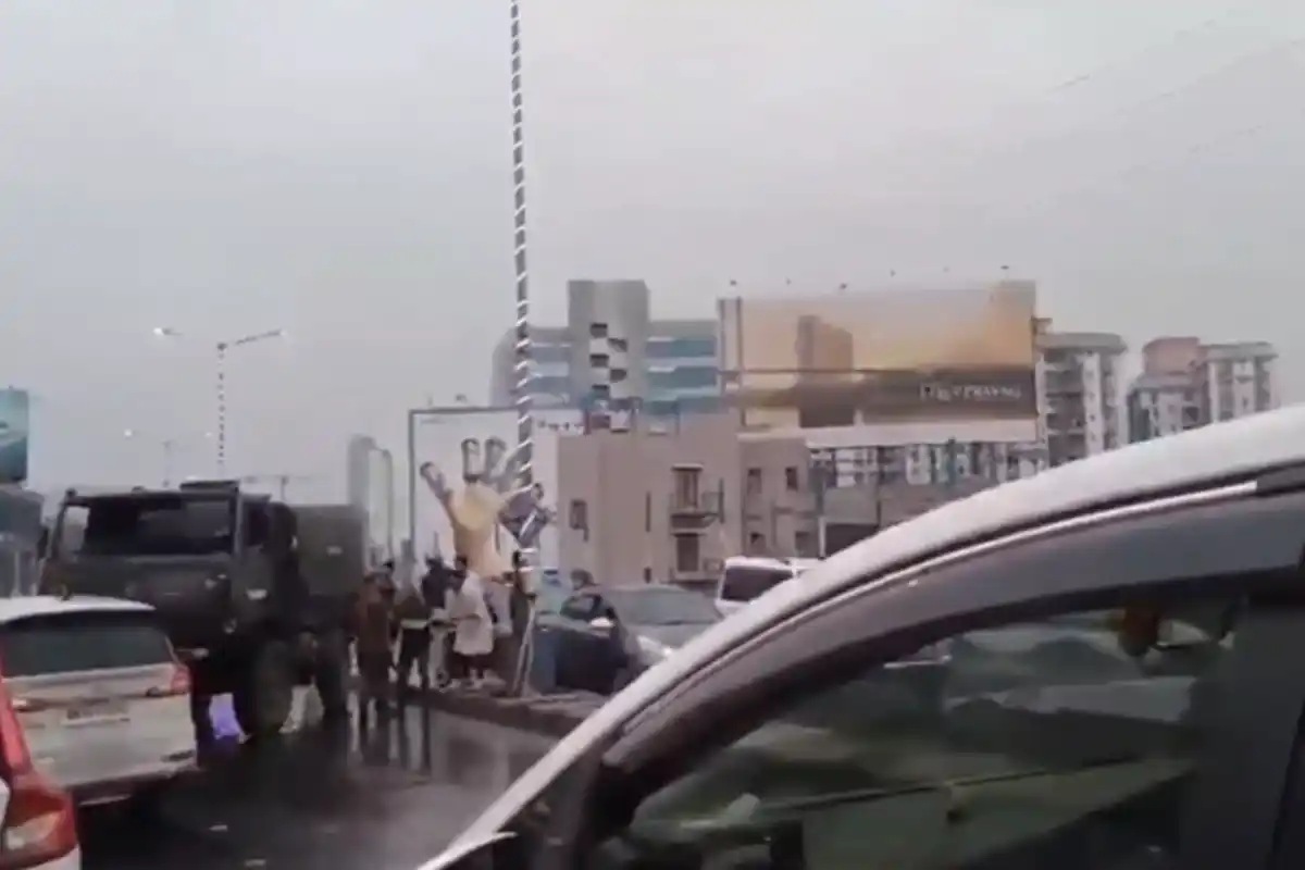 Kolkata Ma Flyover Accident: कोलकाता में सेना के ट्रक का भयानक हादसा, 2 जवान घायल (Image Source: RB / Ekbal)