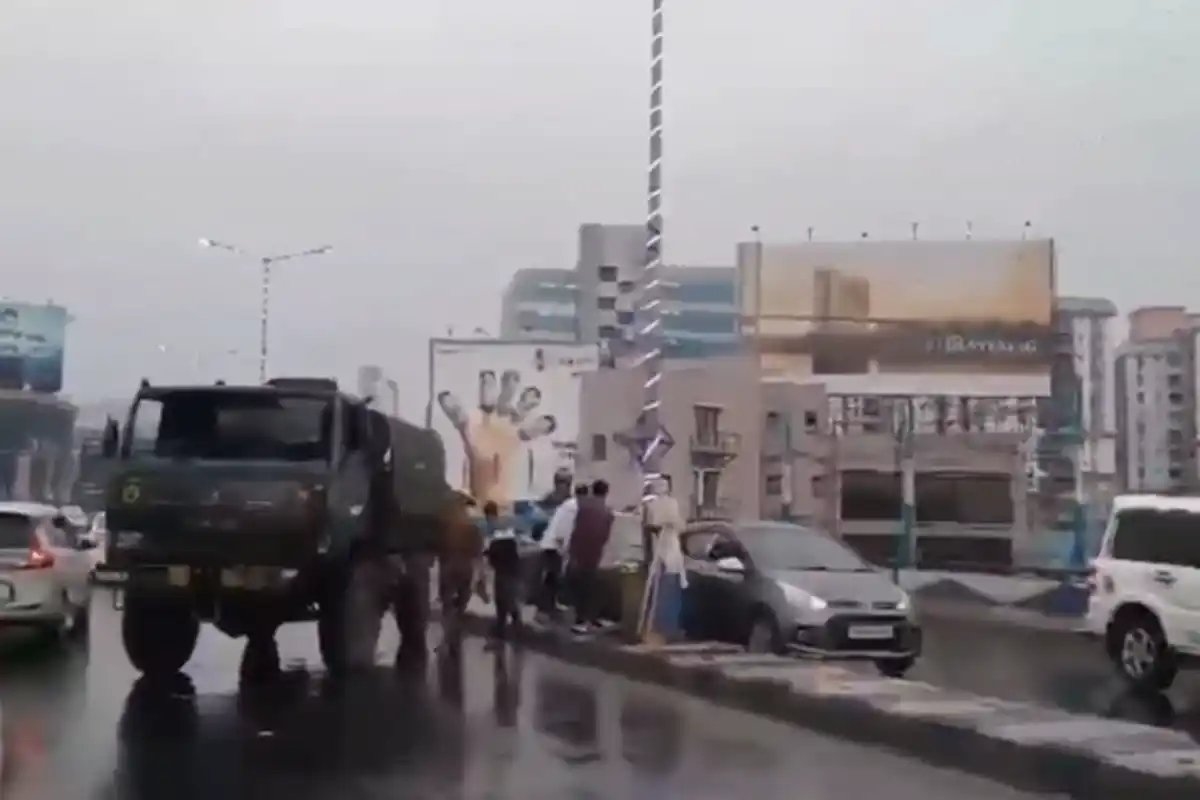 Kolkata Ma Flyover Accident: कोलकाता में सेना के ट्रक का भयानक हादसा, 2 जवान घायल (Image Source: RB / Ekbal)