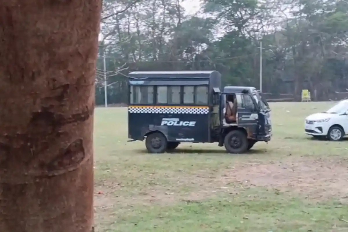 Kolkata Crime: मोहनबागान क्लब के पीछे नाले से मिली लाश, इलाके में फैली सनसनी 13 Kolkata Crime, Mohanbagan Club Dead Body Mystery: मोहनबागान क्लब के पीछे नाले से मिली अज्ञात व्यक्ति की लाश, पुलिस जांच जारी (Image Source: RB / Ekbal)