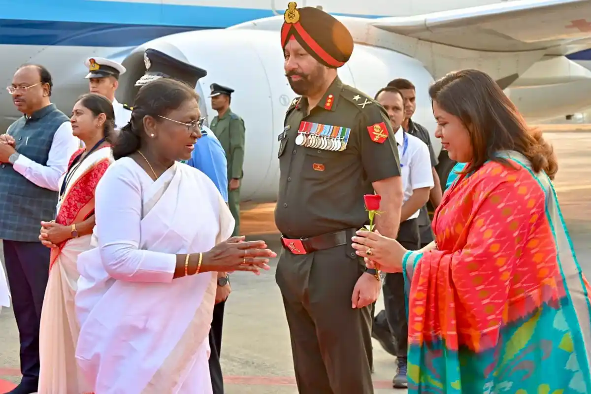 President Droupadi Murmu Nagpur Visit: राष्ट्रपति का डॉ. बाबासाहेब अंबेडकर एयरपोर्ट पर भव्य स्वागत (Image Source: RB / Jassi)