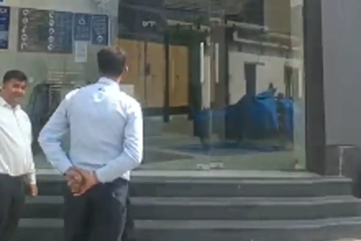 Kolkata Crime: रूबी की पासपोर्ट बिल्डिंग में बम की अफवाह, स्निफर डॉग पहुंचा 14 Kolkata Ruby Passport Office Bomb Threat News: रूबी की पासपोर्ट बिल्डिंग में बम की अफवाह, स्निफर डॉग की तैनाती